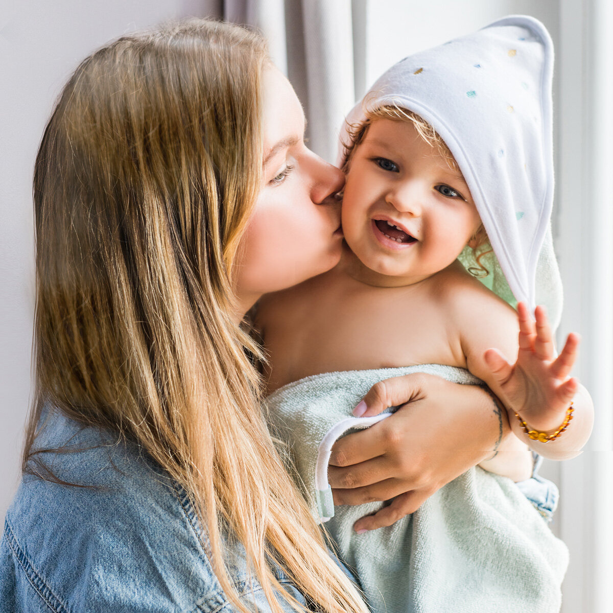 Полотенце с капюшоном BabyOno Капельки, 100х100 см, серый с белым (142/11) - фото №7