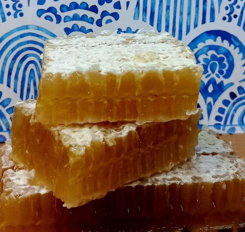 Изображение товара Гречишный мёд в сотах с разнотравьем 1кг, Алтайский мёд, 2025