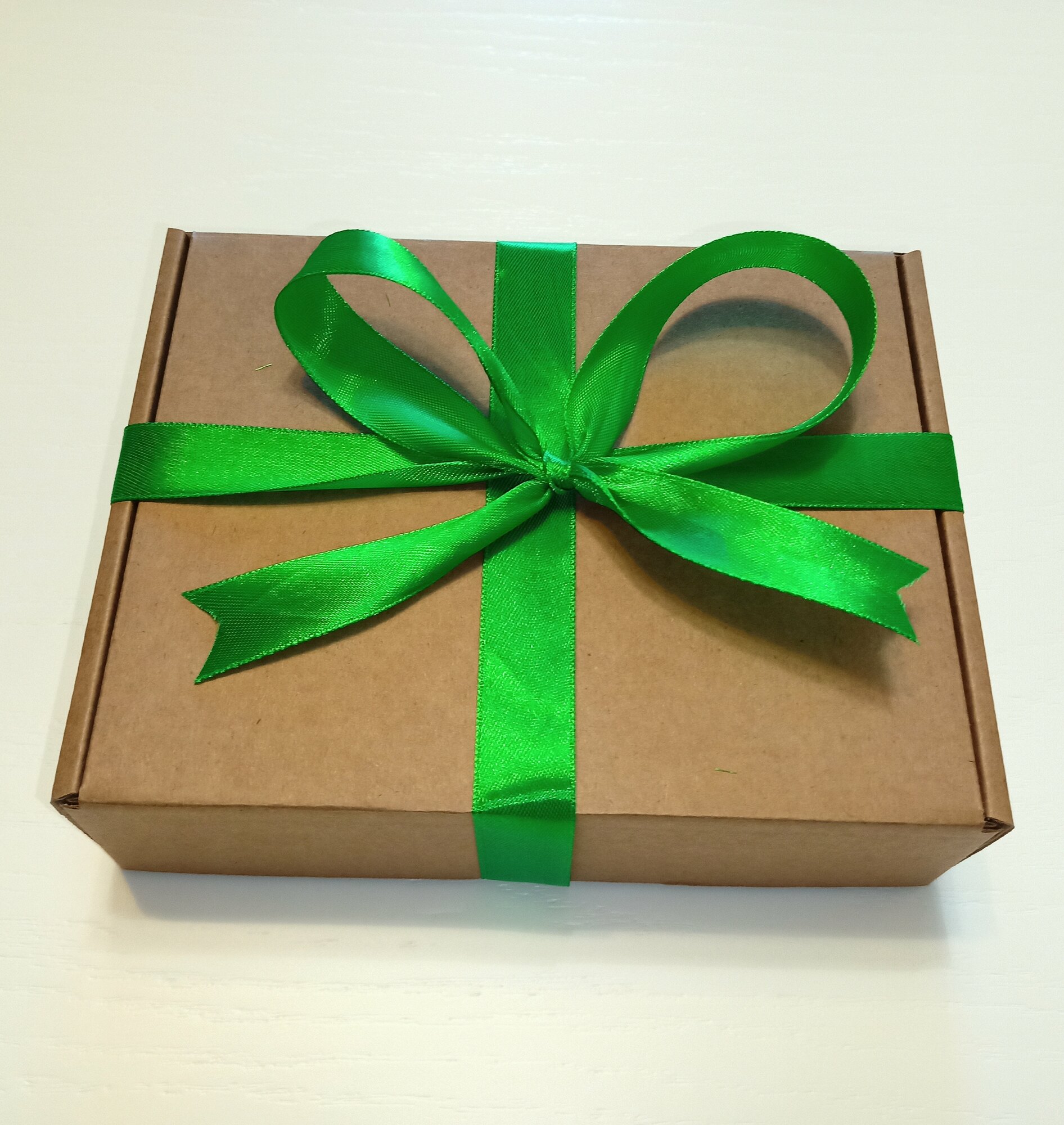 Подарочная крафтовая коробка 18х14,5х4,5 см с наполнителем и атласной лентой / Упаковка для подарка