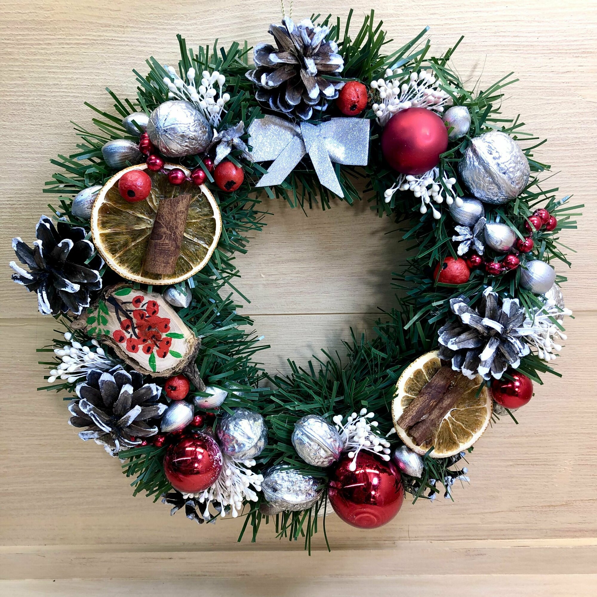фото Новогодний венок 28 см /эко украшения/натуральные орехи, шишки сосновые