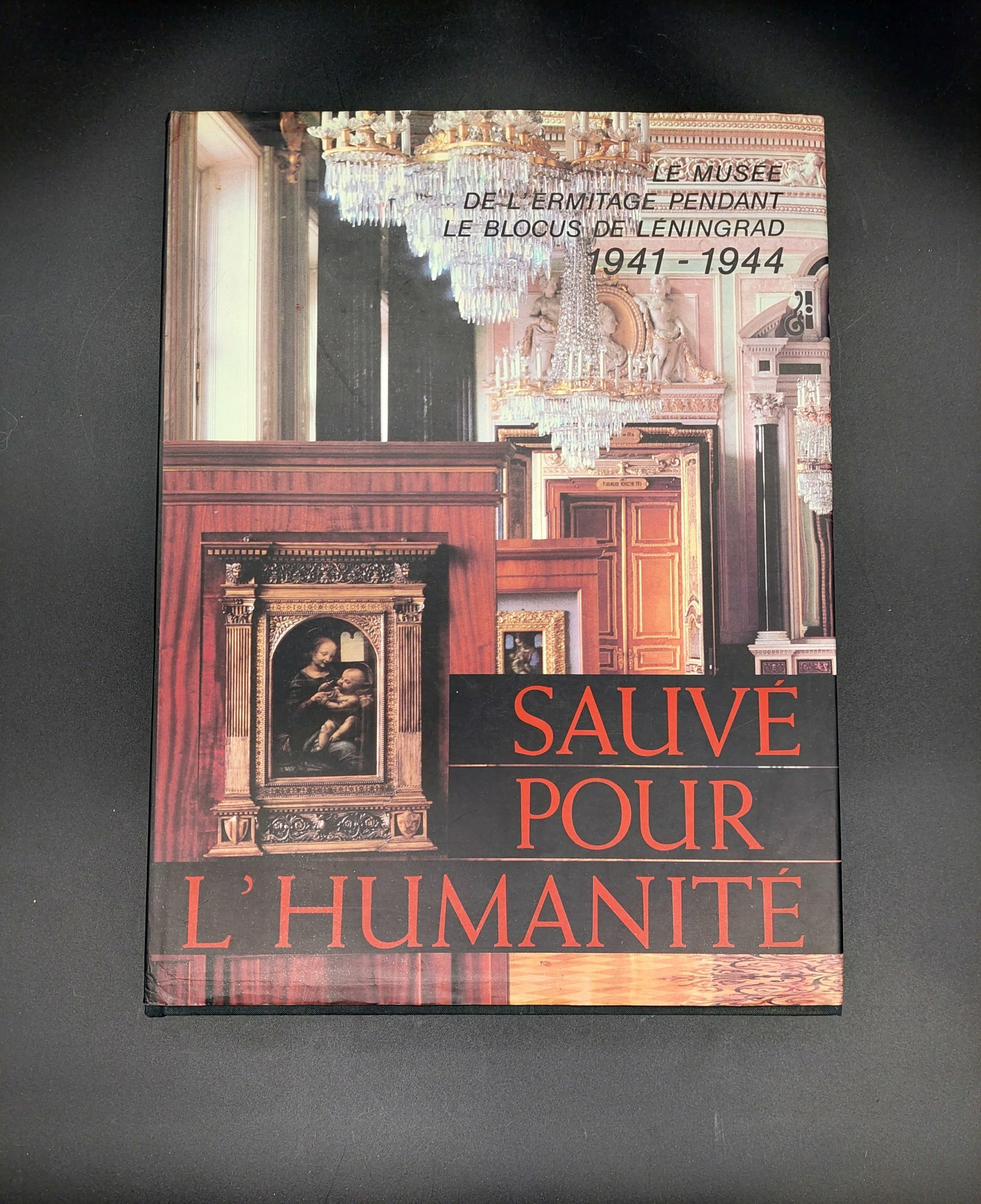 Книга «Sauvé pour l'humanité. Le Musée de L'Ermitage pendant le Blocus de Leningrad 1941-1944» с суперобложкой в картонном чехле