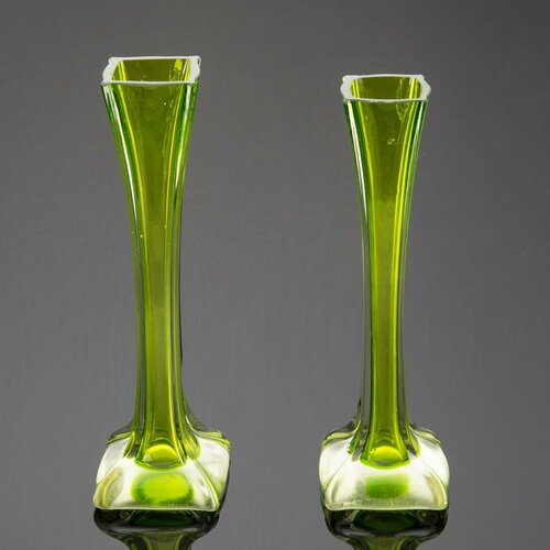 Пара ваз формы Берц салатово-зелёного цвета цветное стекло выдувание СССР 12487₽