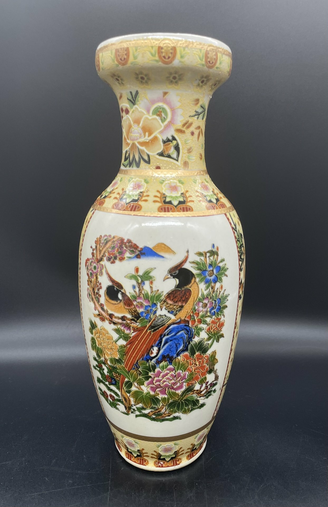 Ваза "Цветы и птицы", фарфор, деколь с прорисовкой, золочение, Китай, 1980-2000 гг.
