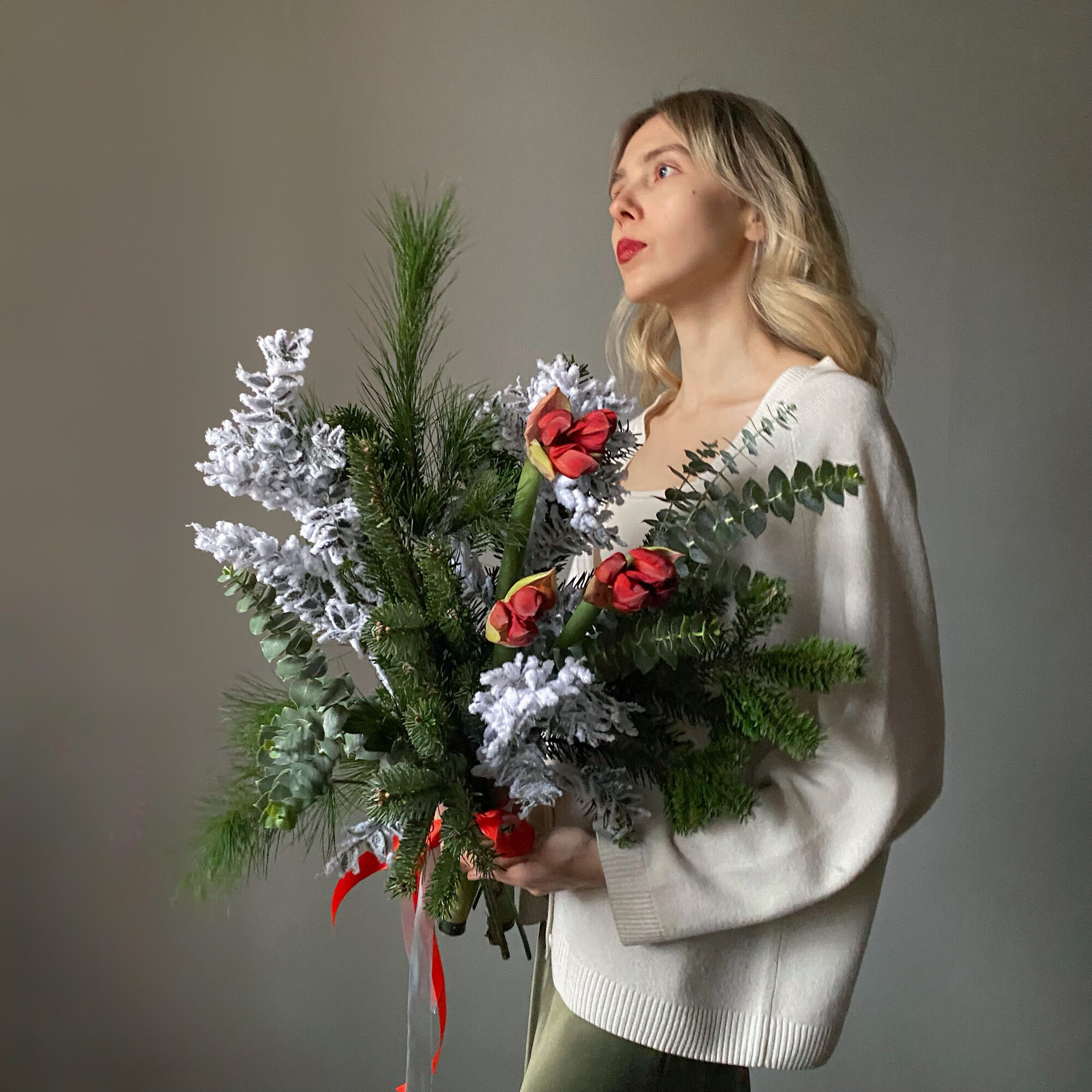 Зимний букет с амариллисами заснеженными ветками и хвоей в авторском оформлении. Veresk 346