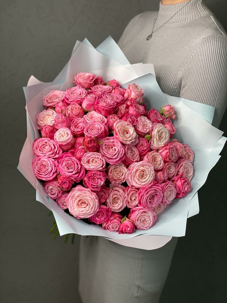 Букет свежесрезанных цветов из кустовых роз Леди Бомбастик 050