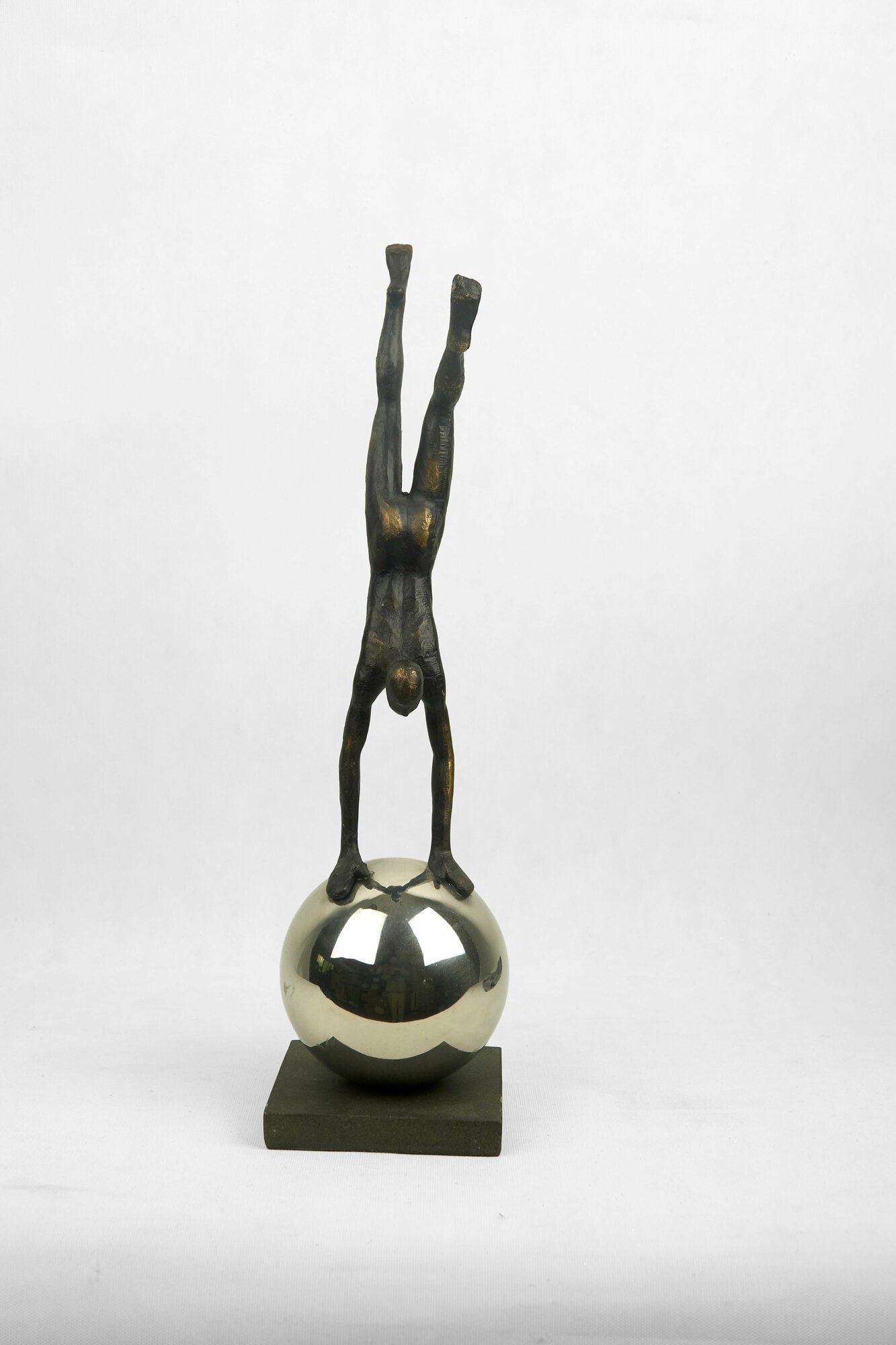 фото Металлическая Фигурка Человек на шаре 52х14 см Country Artists