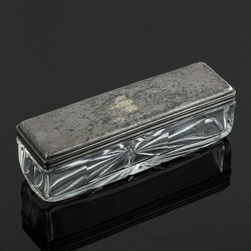 Шкатулка прямоугольной формы с владельческой монограммой под дворянской короной на крышке 37700₽