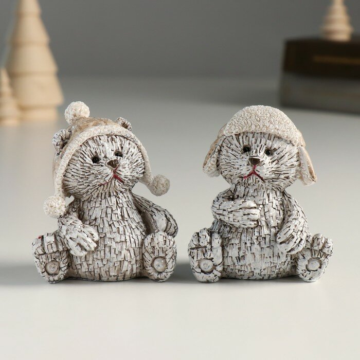 Сувенирная фигурка КНР "Мишка в шапке-ушанке сидит", полистоун, серая, 6х5х7,5 см