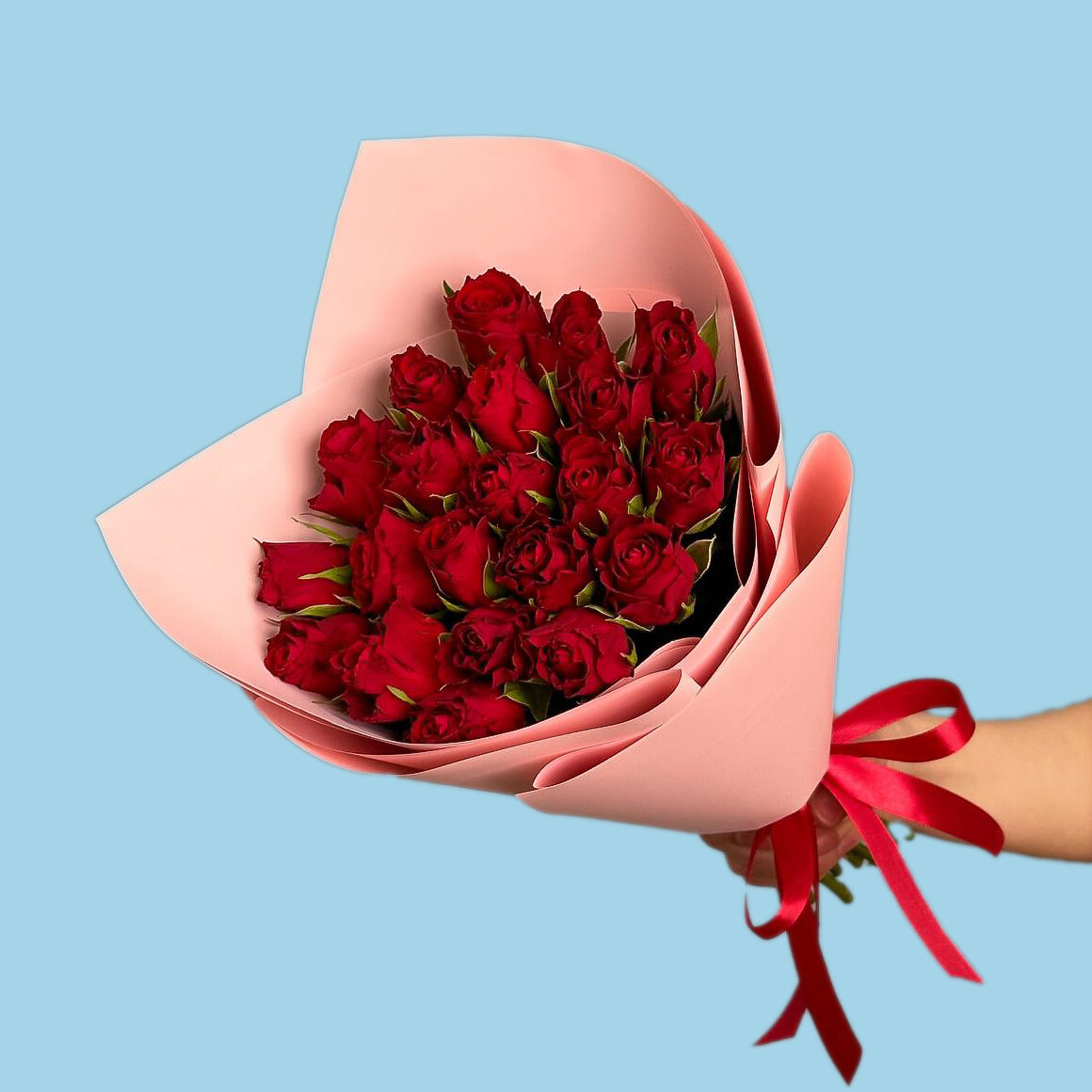 Букет живых цветов из 21 красной розы 35 см в упаковке с доставкой