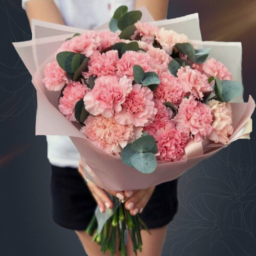 Изображение товара Грейта - сборный букет из 25 розовых гвоздик с эвкалиптом в матовой пленке с атласной лентой от 2name Flowers
