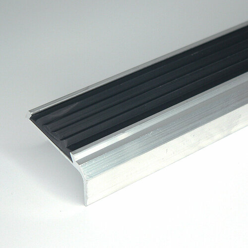 Угловая противоскользящая накладка на ступени 40х20 мм, длина 1,8 м, Русский профиль, алюминий с черной резиновой вставкой