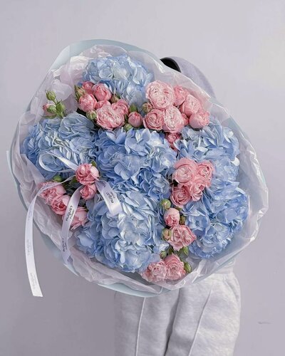 Изображение товара Букет из голубых гортензий и розовых кустовых роз в стильной упаковке