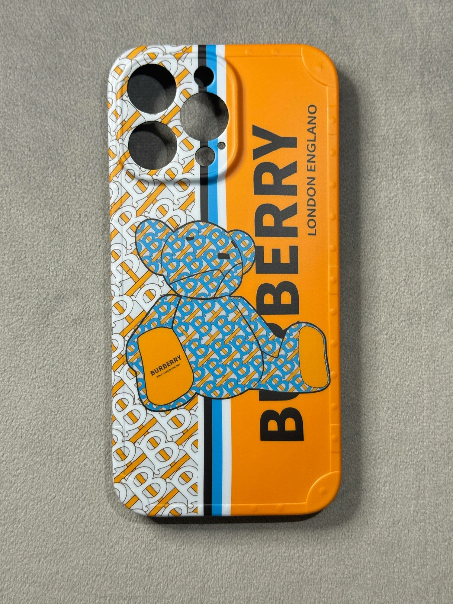 Чехол на iPhone 15 Pro Max силиконовый, мягкий , женский чехол, стильный чехол