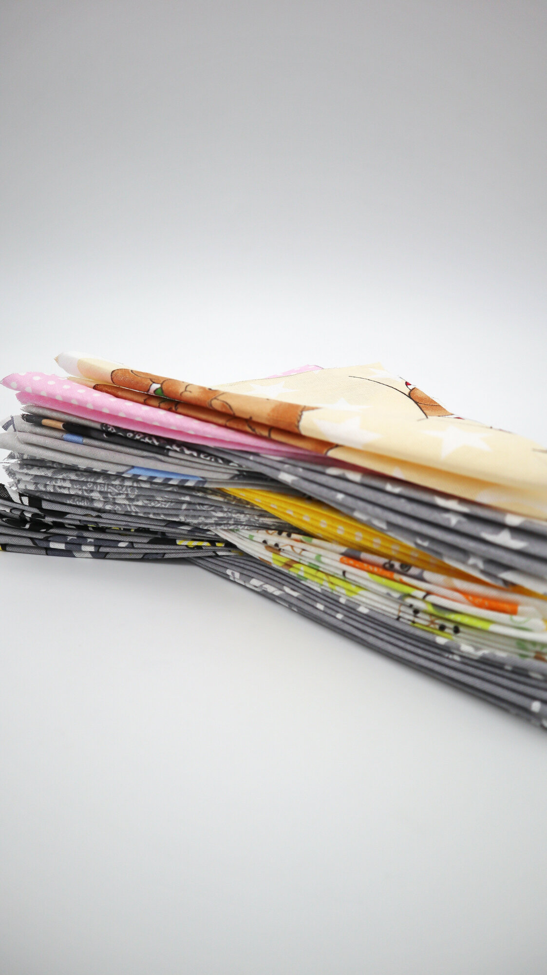 фото Ткань 10х10 см (70 шт) для пэчворка, рукоделия и шитья -игрушек, постельного белья, подушек. Разноцветная (6 цветов). Хлопок 100% - бязь и поплин