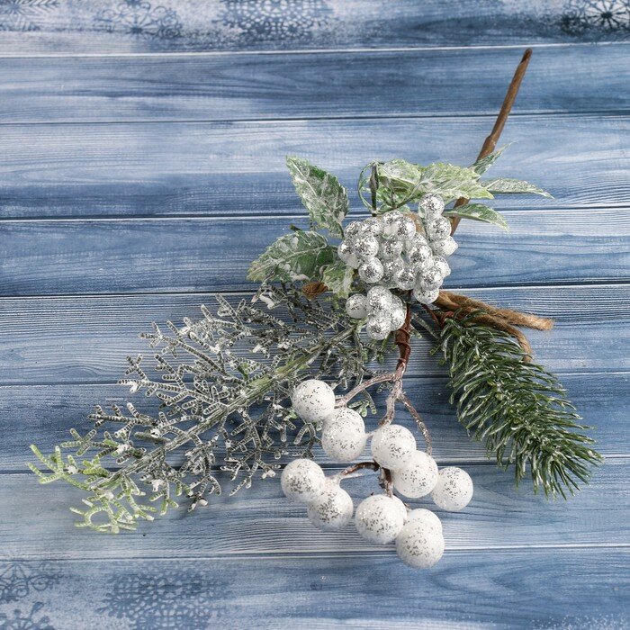 Новогодний декор Зимнее волшебство "Зимняя магия", хвоя, листья, белые ягоды, 24 см