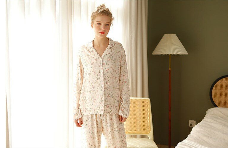 Домашний костюм-пижама шелковая женская с брюками и рубашкой - фотография № 14