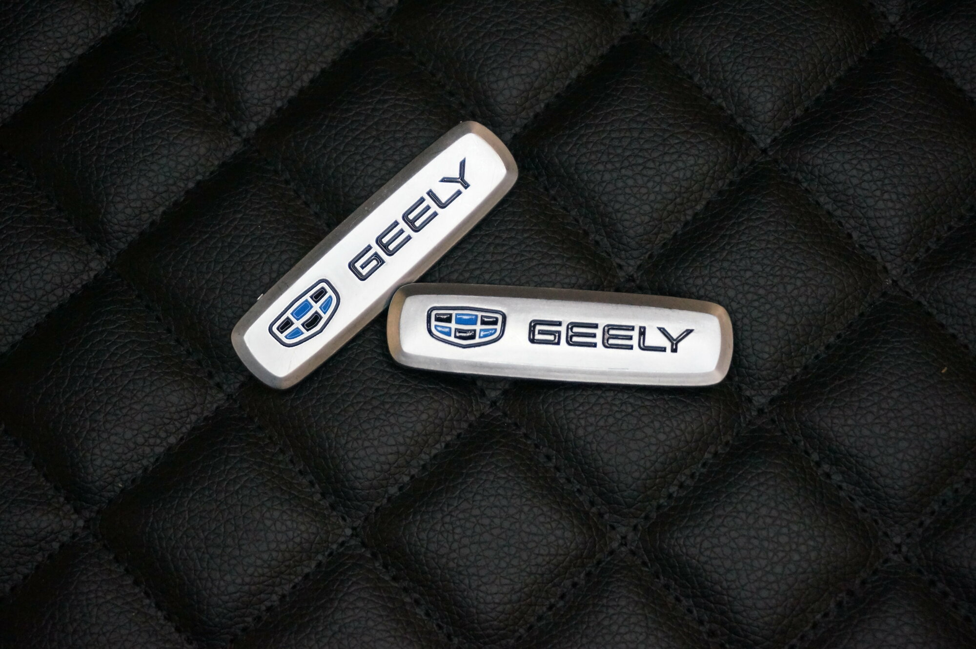 Логотип (шильдик) на автомобильный коврик с маркой автомобиля Geely / Джили