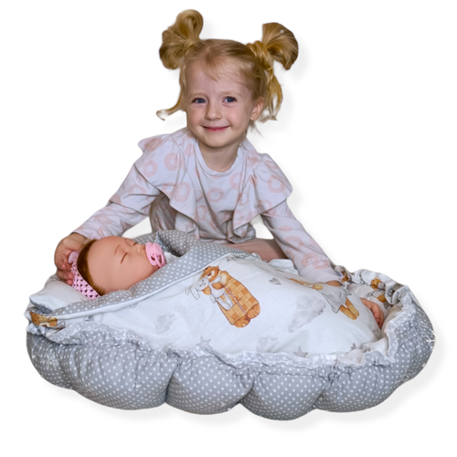 фото Подарочный набор аксессуаров для куклы до 60 см: кукольная кроватка кокон-коврик и комплект белья, мишутка lili dreams