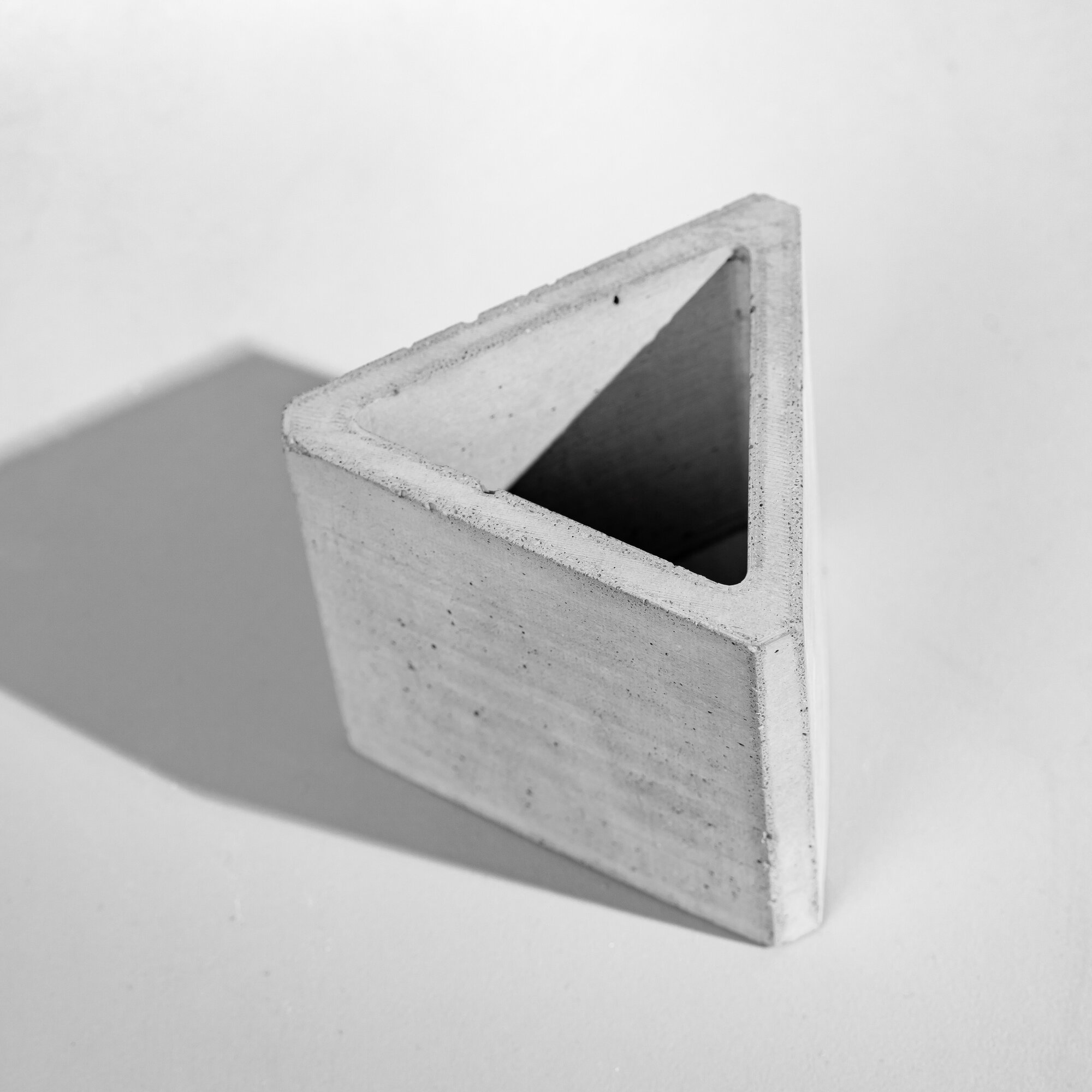 фото Бетонное кашпо "Альфард", 9*8*8 см, цвет серый