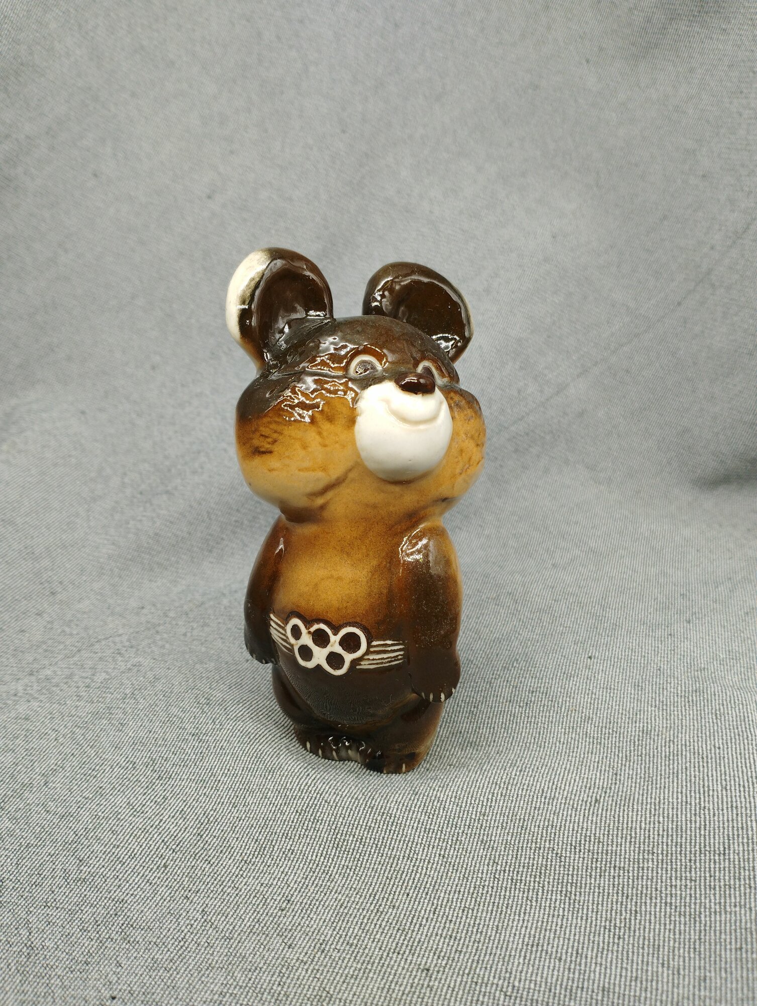 фото Статуэтка Олимпийский мишка, скульптор П. П. Веселов, фарфор, аэрография, Ленинградский фарфоровый завод (ЛФЗ), СССР, 1980 г.