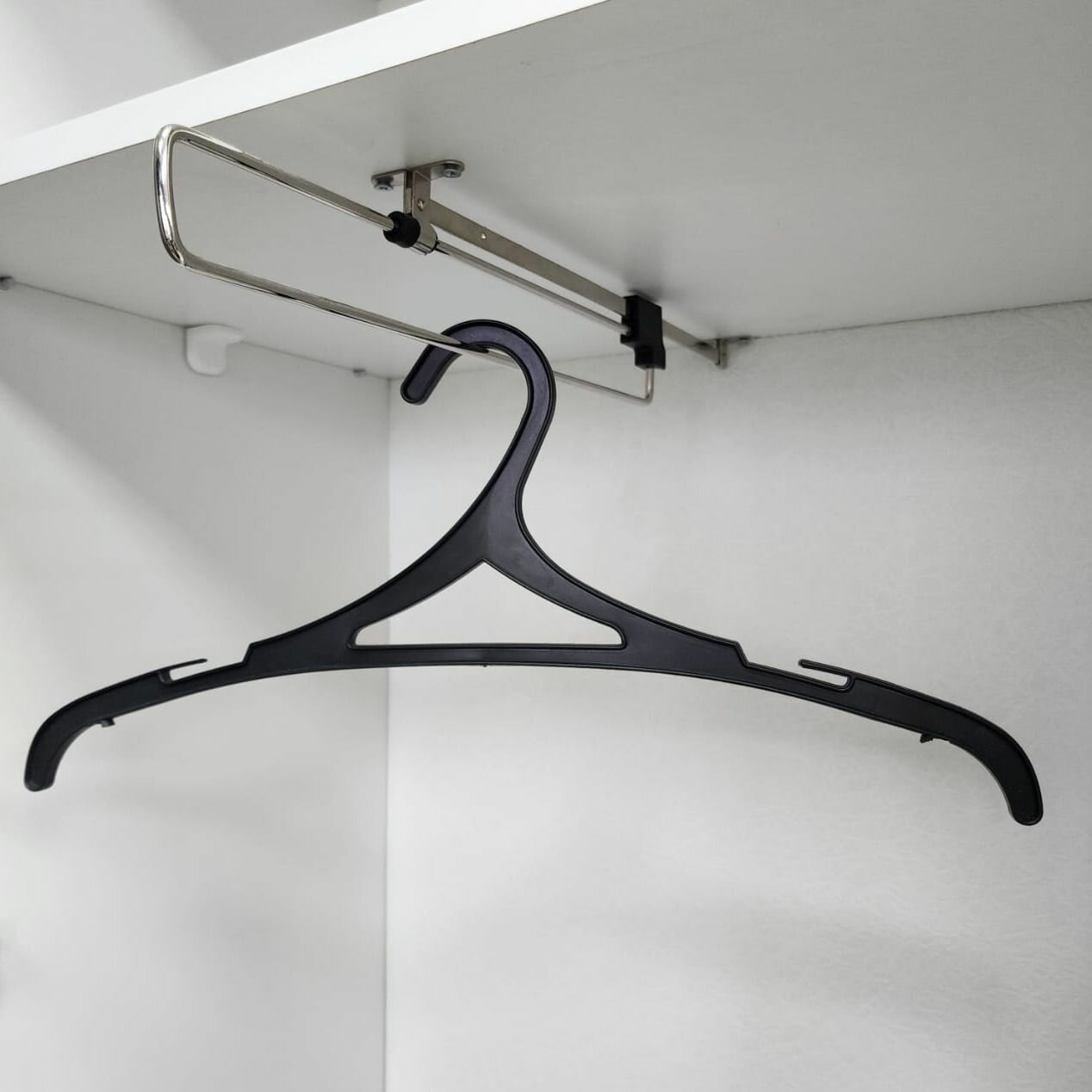 Вешалка для одежды выдвижная в шкаф для одежды потолочная // Раздвижная телескопическая штанга - вешало с верхним креплением.