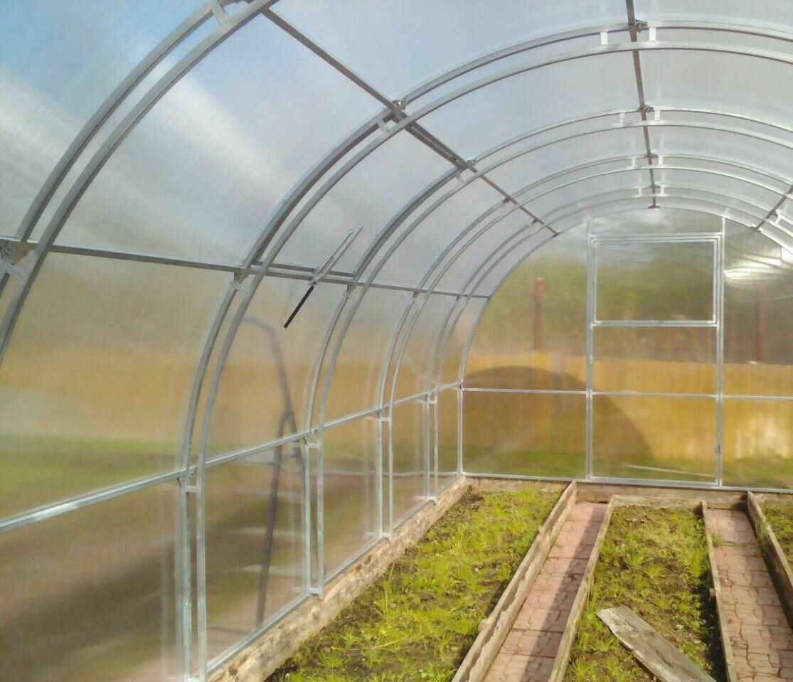 фото Теплица 3х6, арочная, двойная ферма шаг 0,65 м, с сотовым поликарбонатом 4 мм. Формат 3х6х2,1 м. Две двери с форточками в торцах. Без фундамента.