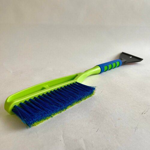 Щетка-скребок для снега 63,5 см. 