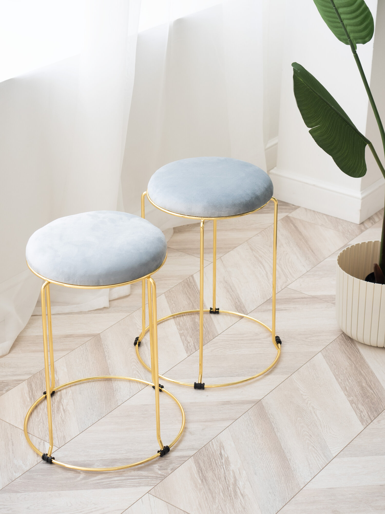 фото Бархатные табуретки с золотыми ножками