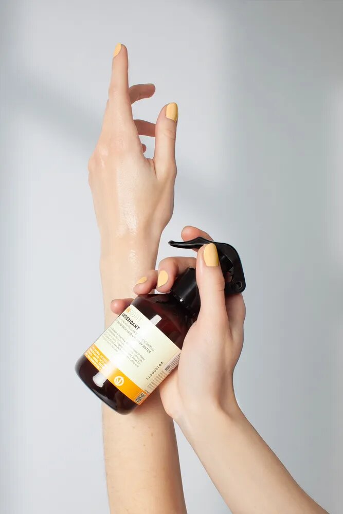 Увлажняющая и освежающая вода для волос и тела Insight Professional ANTIOXIDANT HAIR AND BODY WATER с органическим соком алоэ вера и маслом кокоса, 150 мл — фото 1