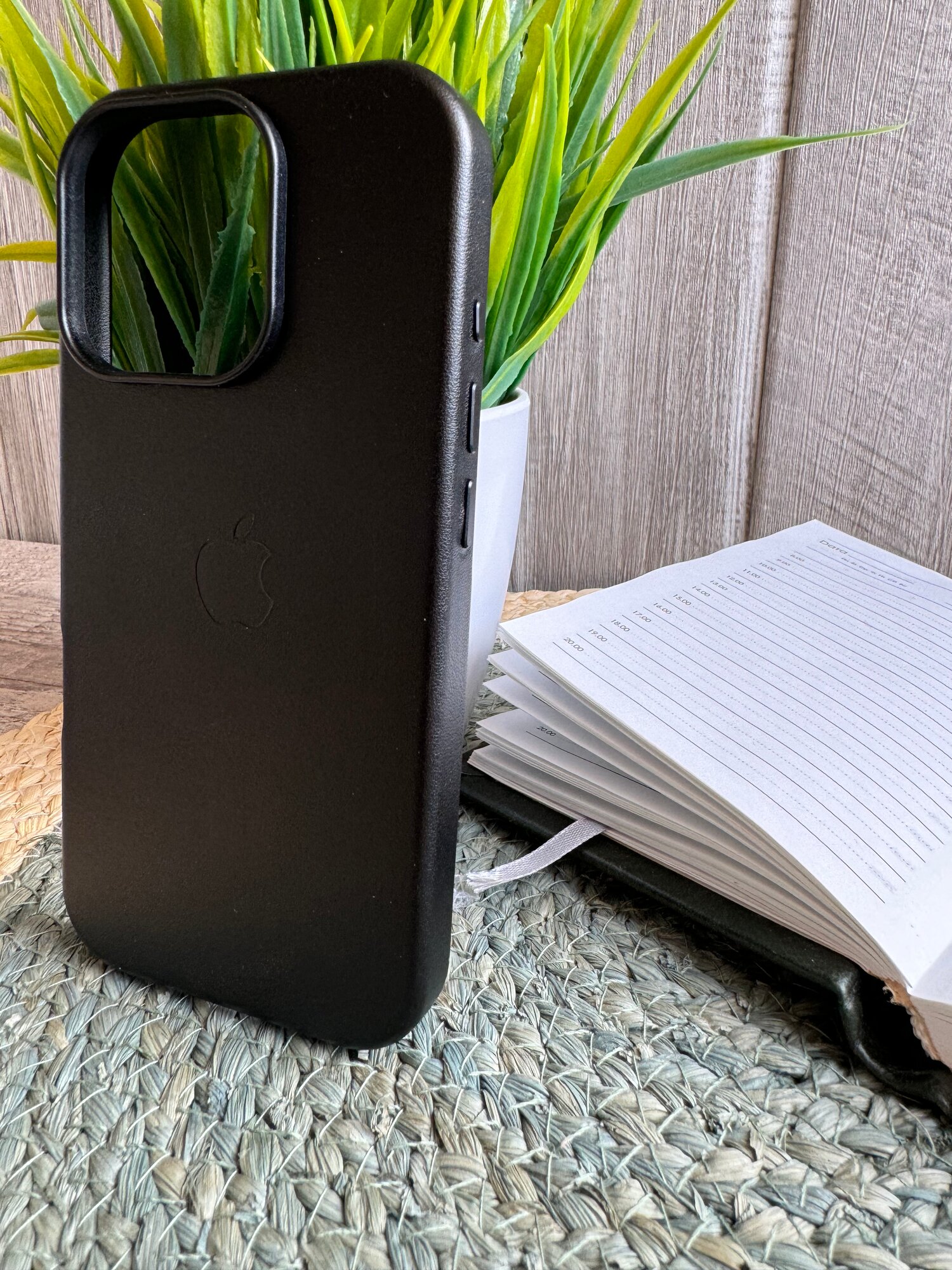 Чехол черный для IPhone 16 Pro Leather Case с функцией MagSafe и анимацией — фото 1