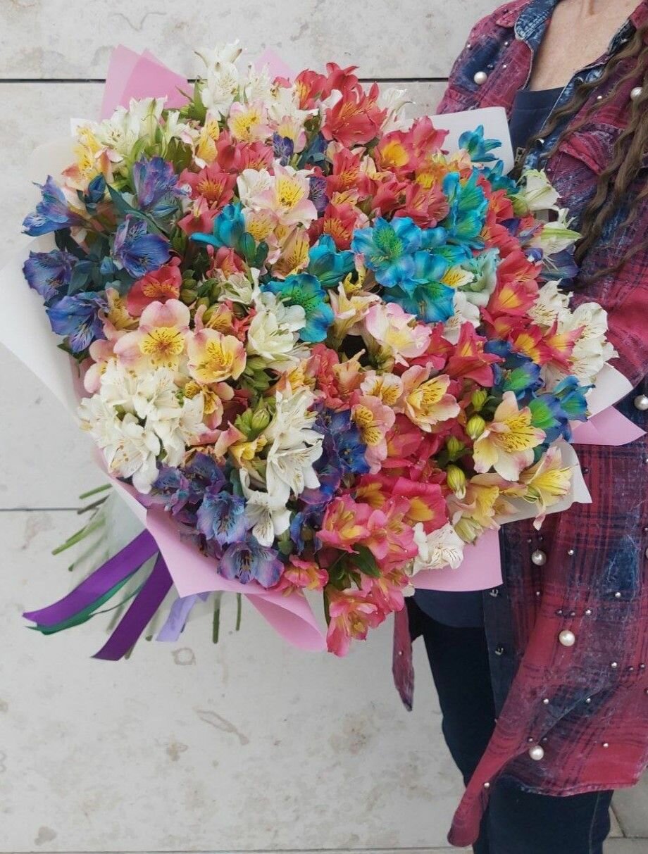 Букет живых цветов от бренда Decoriflora Альстромерия цвет микс 51 шт