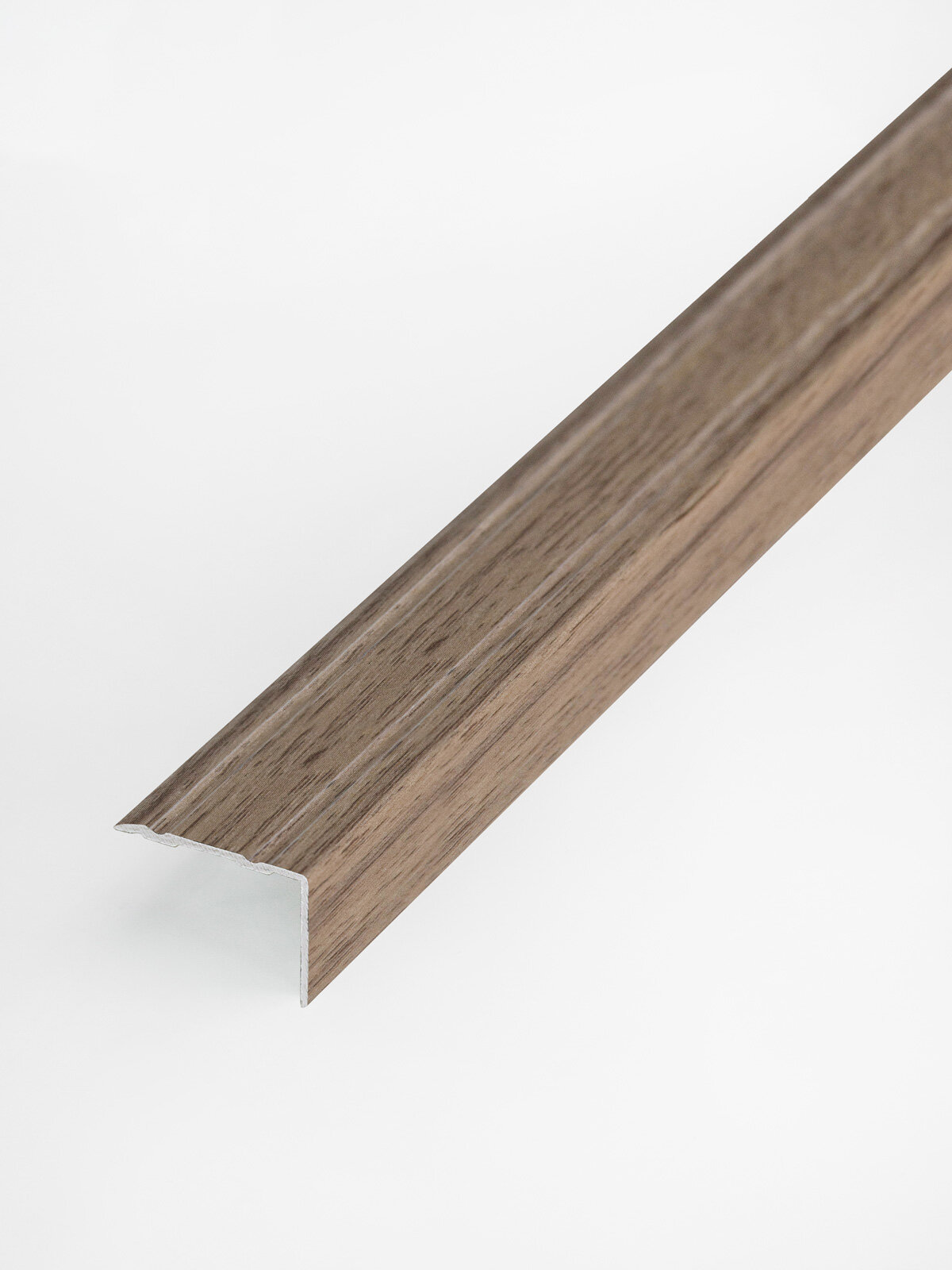 Порог самоклеющийся напольный угловой 24х18 мм длина 09 м Русский профиль алюминиевый ламинация грецкий орех