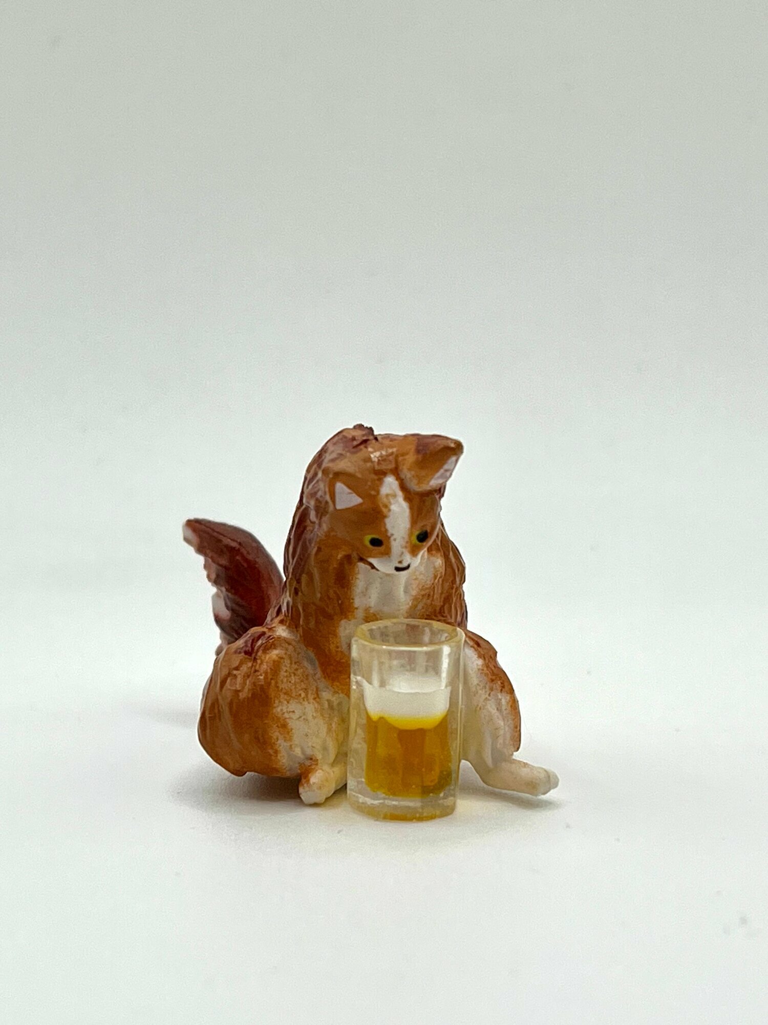 Кот мейн кун с кружкой пива фигурка сувенирная "пиварик" Коричневый белый 1 шт