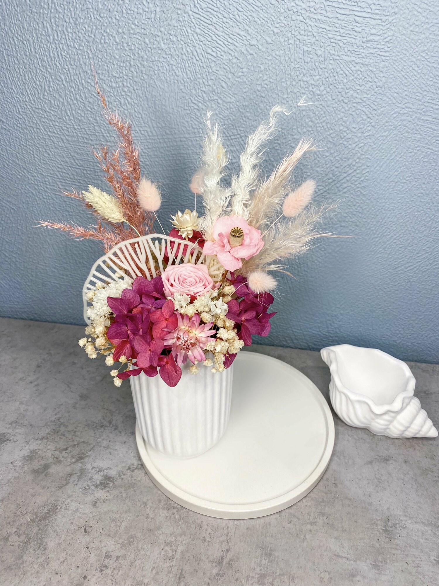 Букет из стабилизированных цветов и сухоцветов в вазе, цветы для декора дома