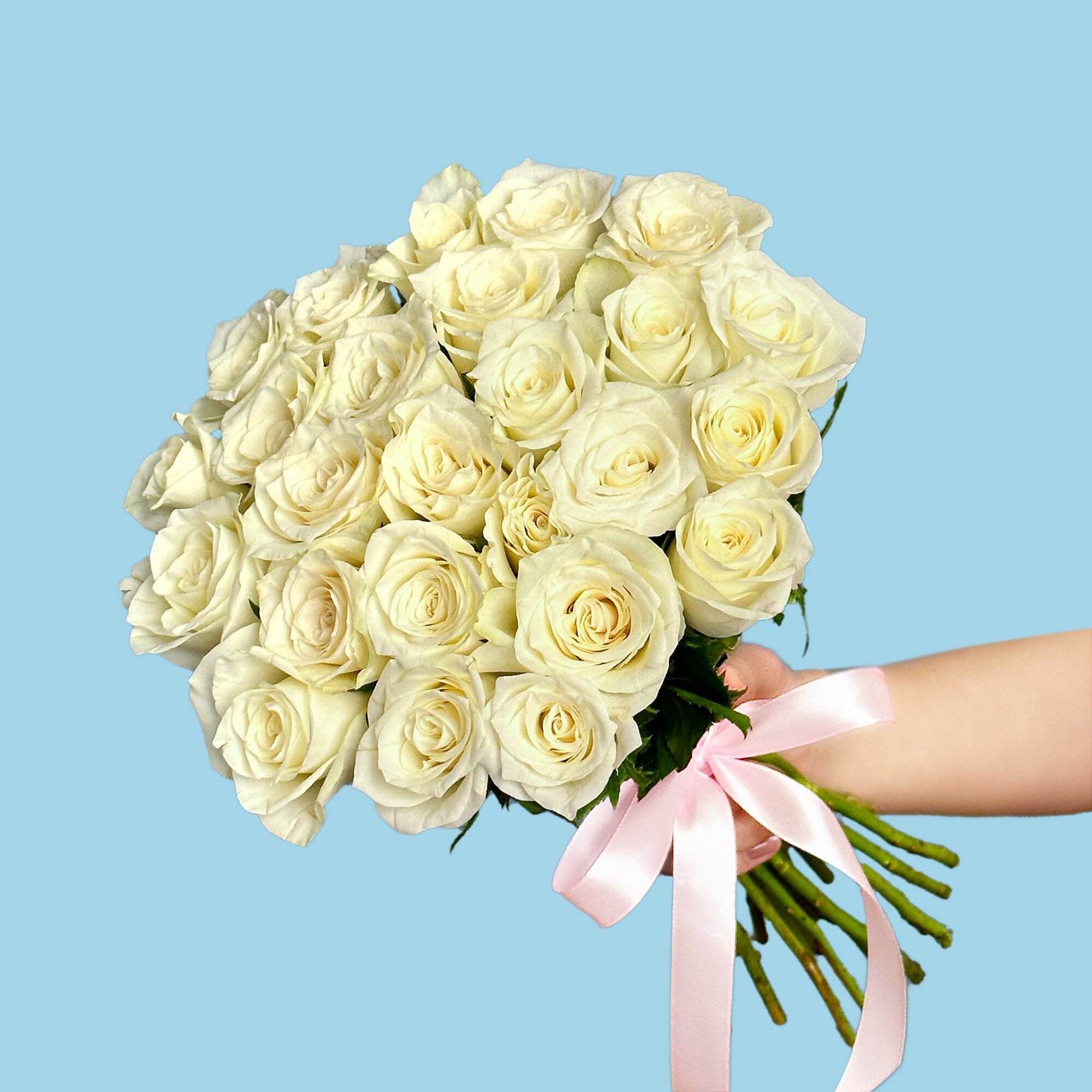 Букет живых цветов из 25 белых роз 40 см в ленте с доставкой