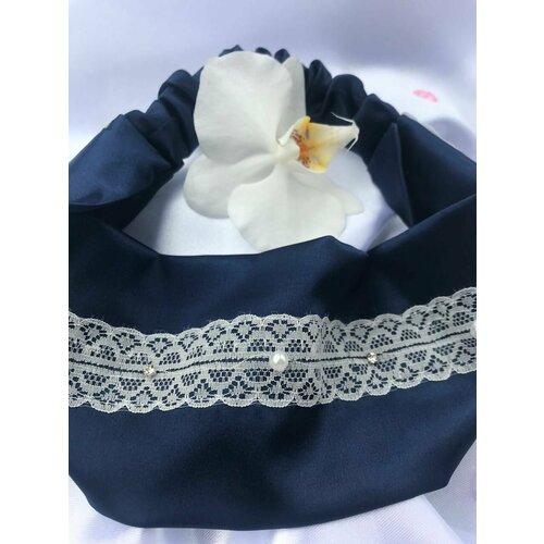 Повязка на голову женская на резинке из атласа с кружевом и стразами 480₽