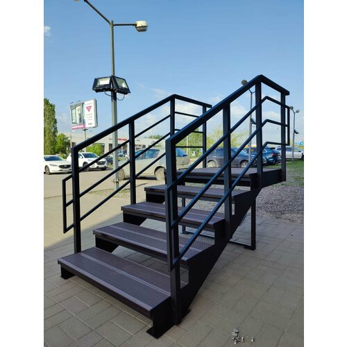 Лестница-крыльцо 4 ступени с площадкой, с ДПК, ограждение с двух сторон.