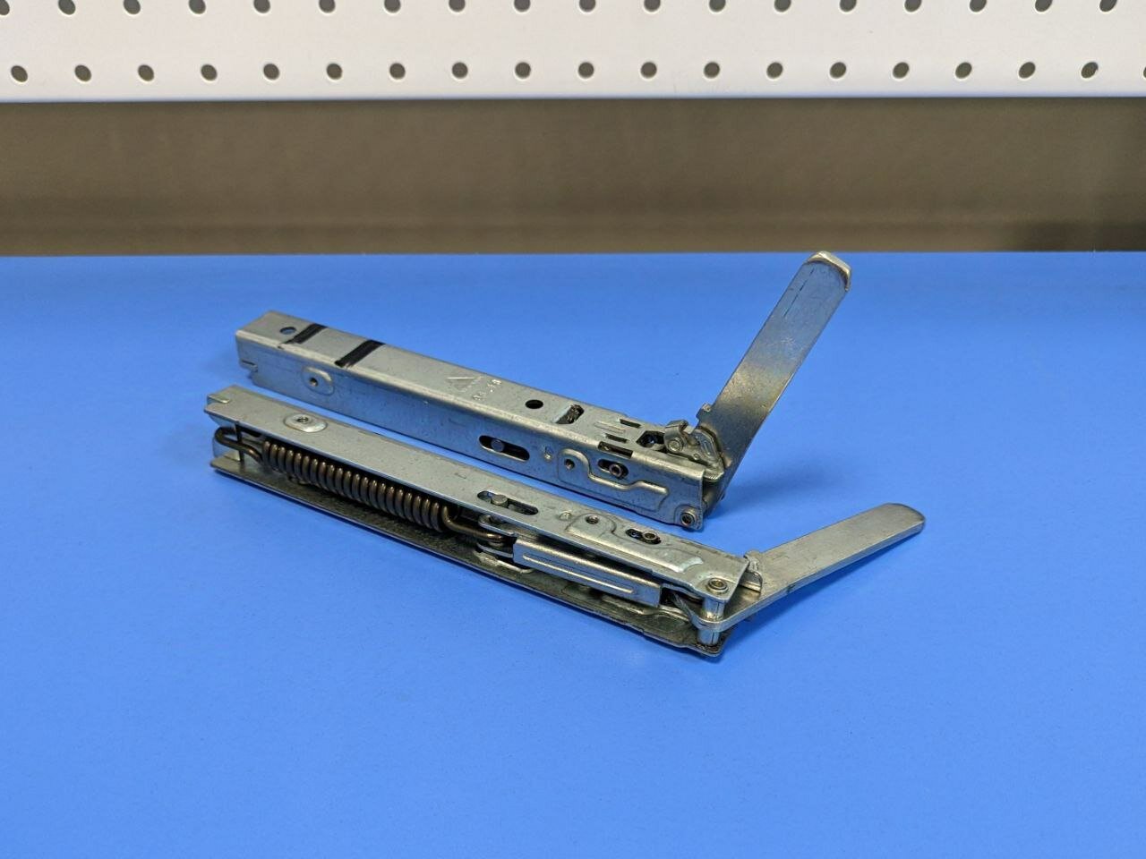 Петля двери духового шкафа Beko FSE57310GWS (комплект 2шт.)