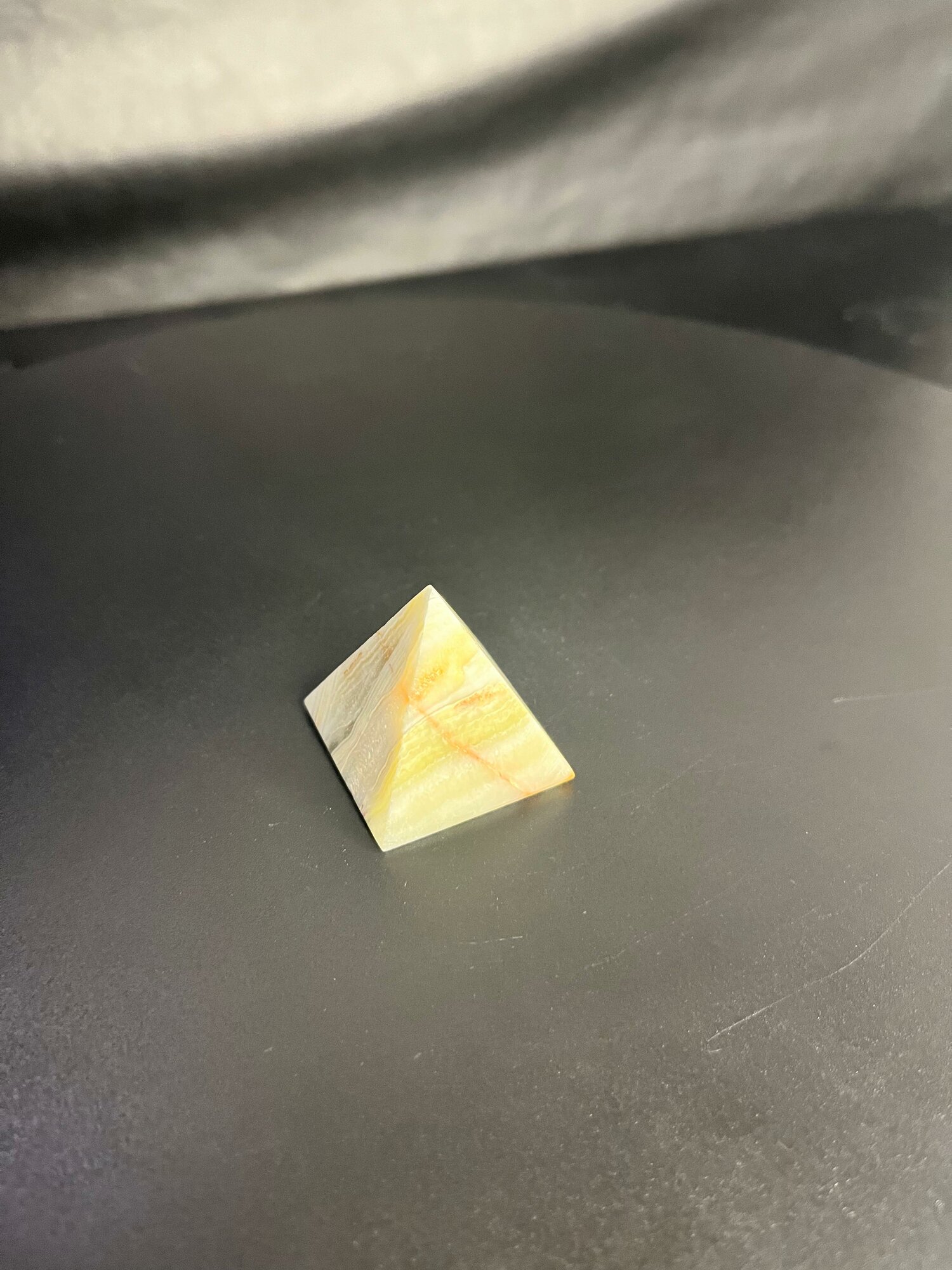 Статуэтка "Пирамида" из натурального полудрагоценного Оникса 3 см, ручная работа — фото 1