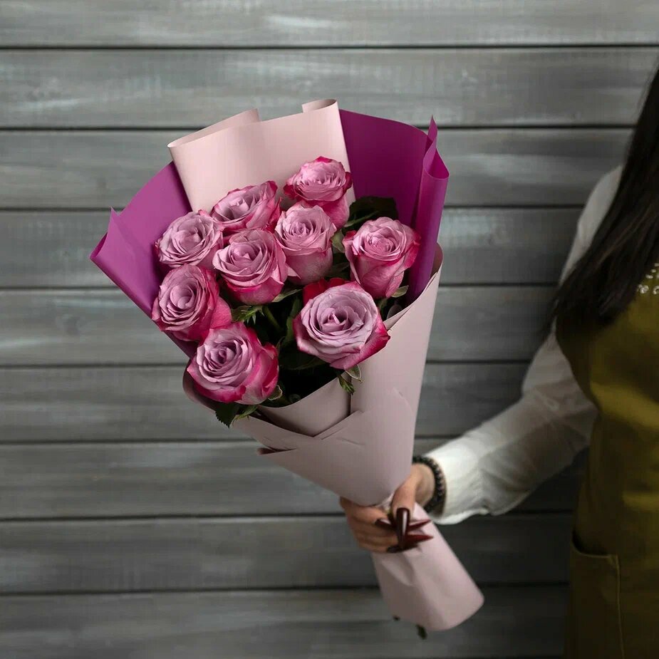 9 фиолетовых роз Эквадор 50 см в упаковке от Букет Маркет