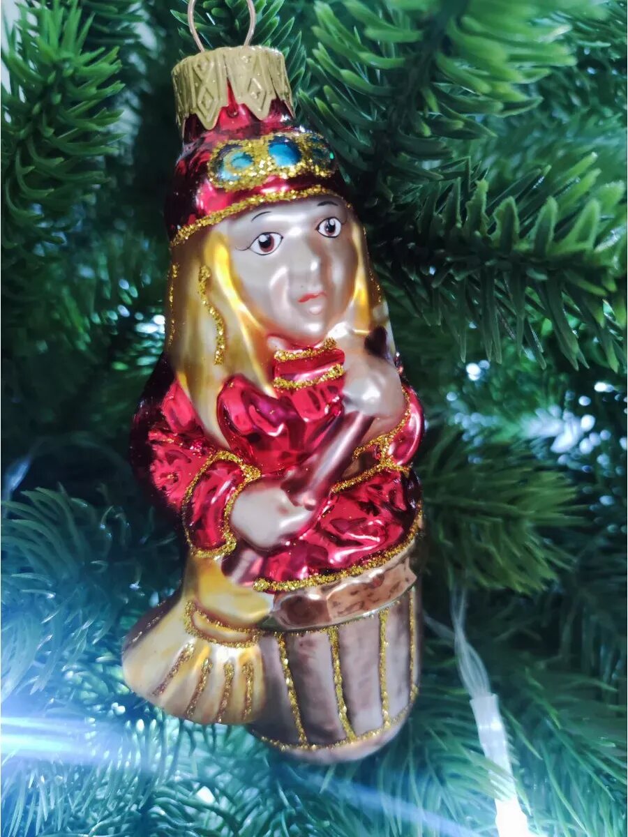 Новогодняя игрушка Сфера "Баба Яга в Ступе", ручная роспись, стекло, 11x5x4 см — фото 1