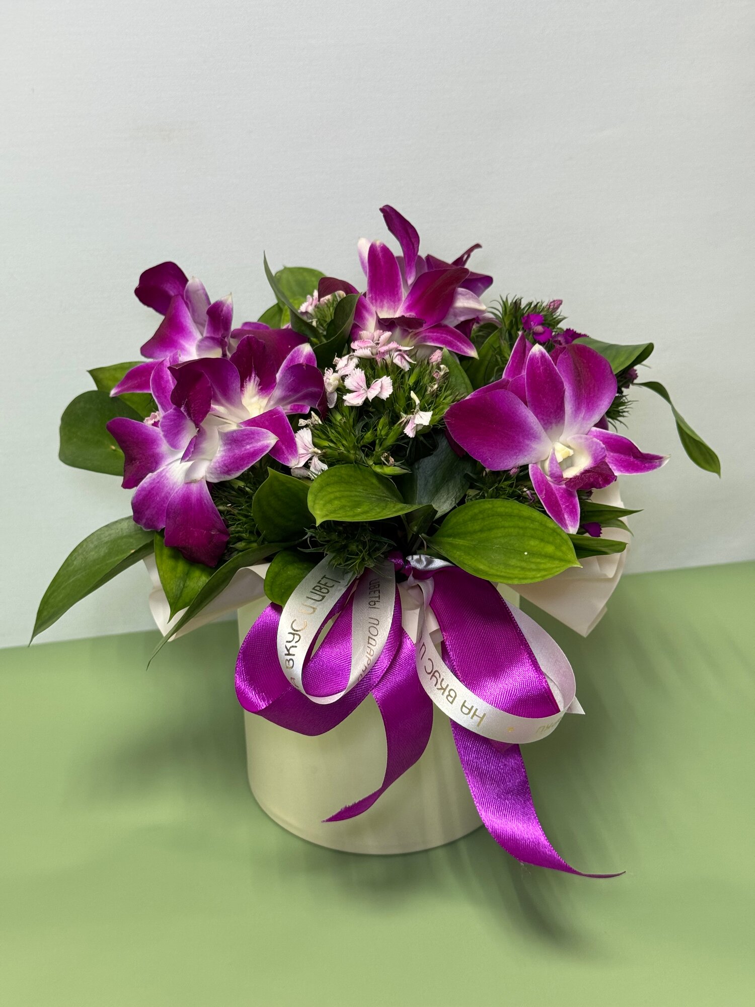 Композиция "На Вкус и Цвет" орхидеи в коробке S высота 15 см