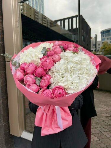 Изображение товара Букет из белых гортензий, красных роз и эвкалипта, красивый букет цветов, шикарный, премиум цветы, премиум букет