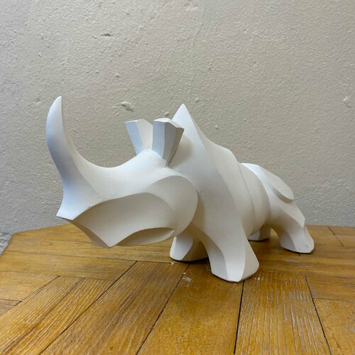 Полигональная статуэтка носорога из гипса