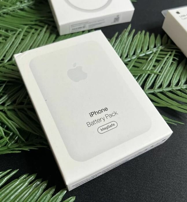 Внешний аккумулятор Battery Pack для Apple iPhone / Магнитный беспроводной PowerBank 3200 mah / Wireless зарядка для 12 13 / mini / Pro Max ( Белый )