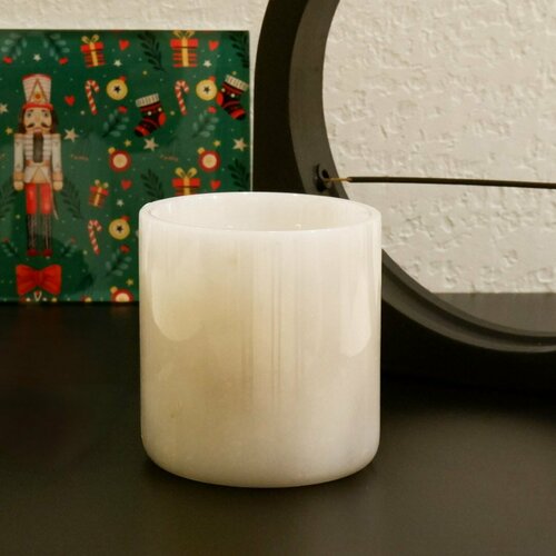 Свеча ароматическая с ароматом Хлопок в цилиндрическом мраморном стакане