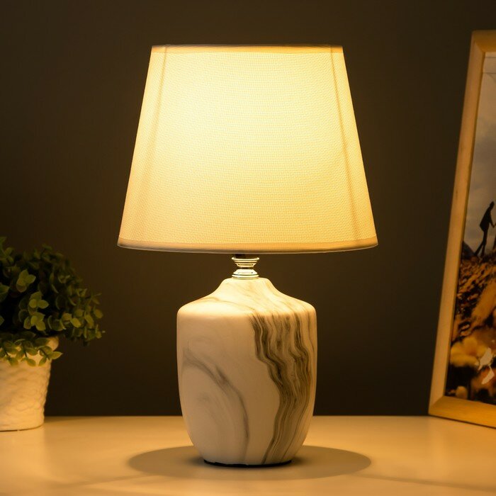 Настольная лампа "Таш" E14 40Вт белый-серый 20х20х32 см. 9884122