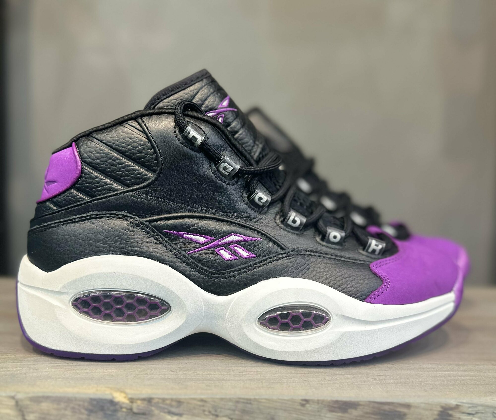 Кроссовки Reebok Question Mid, размер 10 US, черный/фиолетовый — фото 1