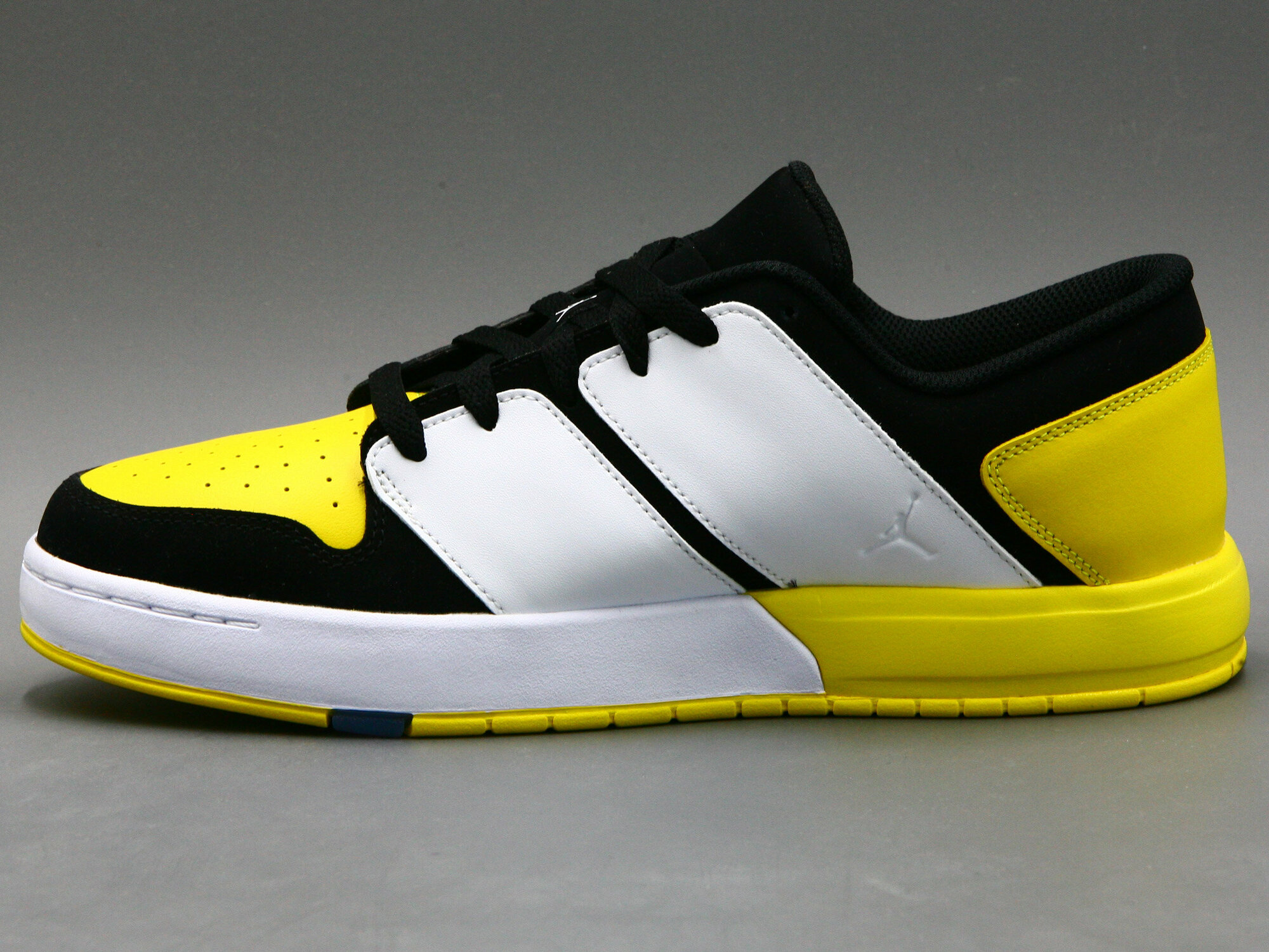 Кроссовки NIKE Jordan Nu Retro 1 Low, полнота D, размер 13 US, желтый, черный — фото 1