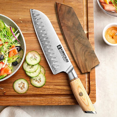 Японский кухонный нож Сантоку Kimatsugi Yorokobi. Дамасская сталь 3 слоя. VG-10 в обкладках. Длина лезвия 18 см. С деревянными ножнами. В подарочной коробке